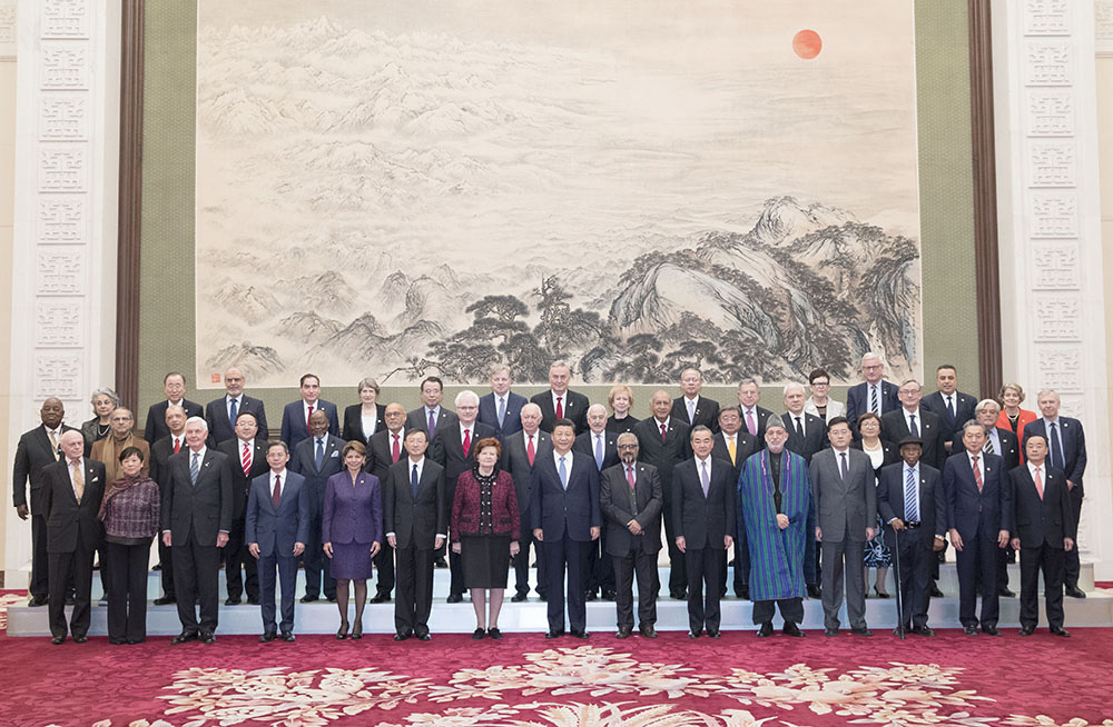【配图】习近平会见出席“2018从都国际论坛”外方嘉宾.jpg